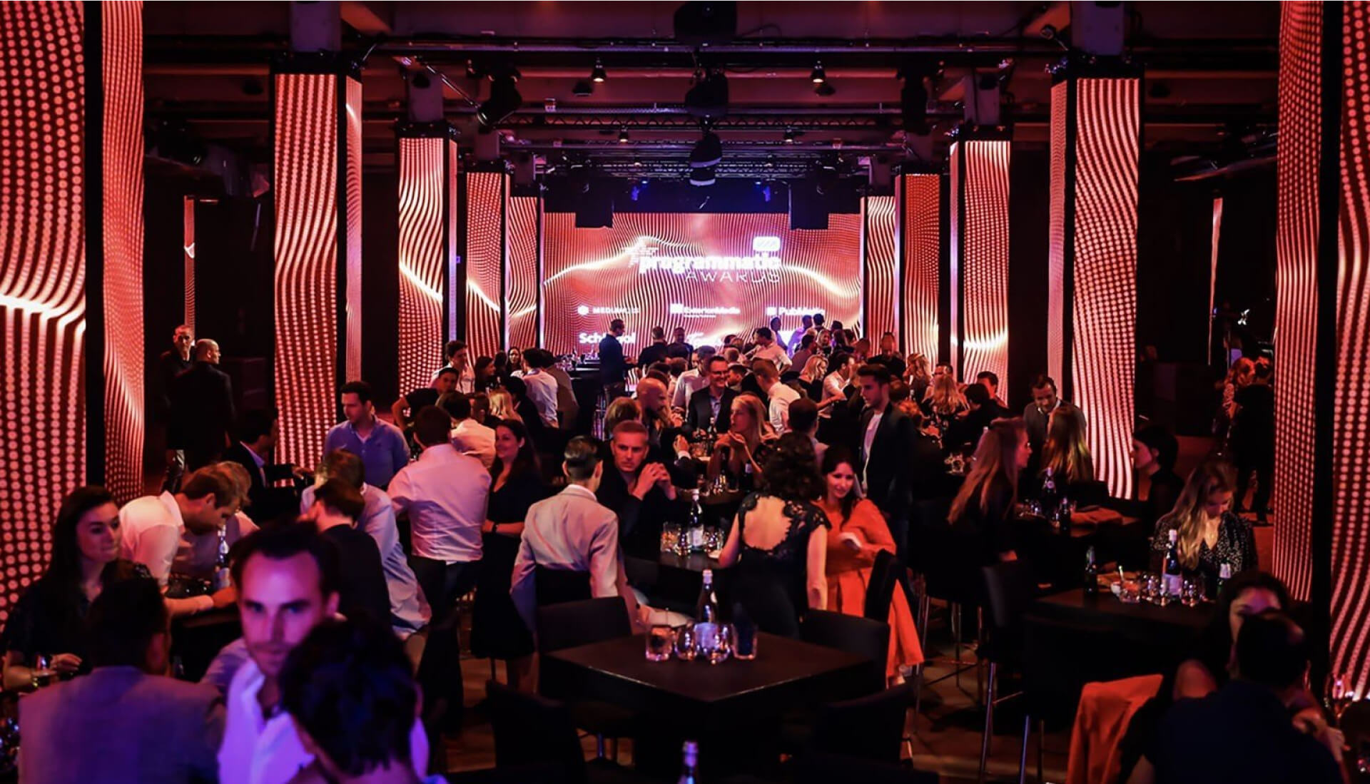 Moderne eventruimte met dynamische LED-verlichting en interactief publiek.