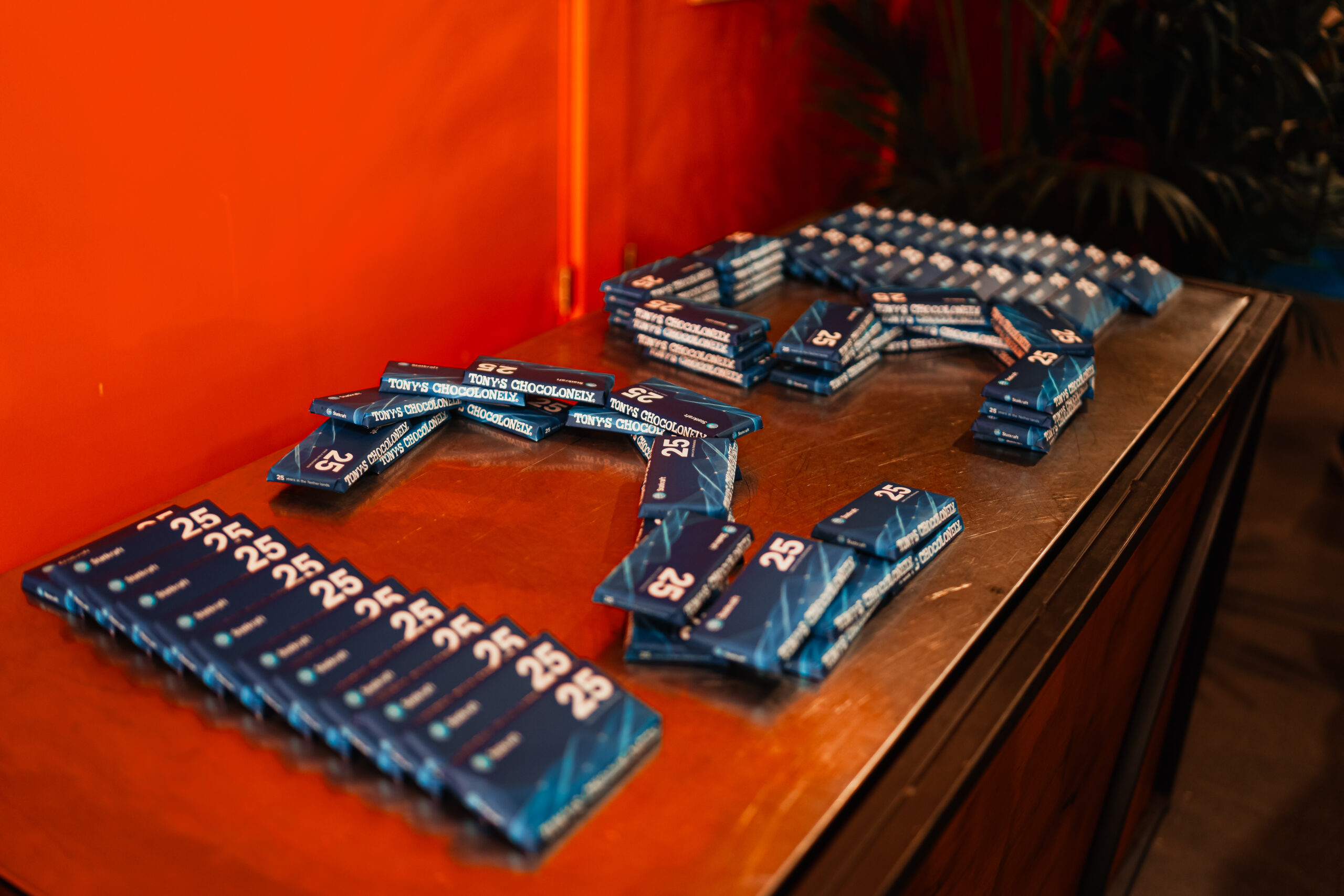 Blue chocolate bars with the Statkraft 25th anniversary logo displayed as a thank-you gift during the event.