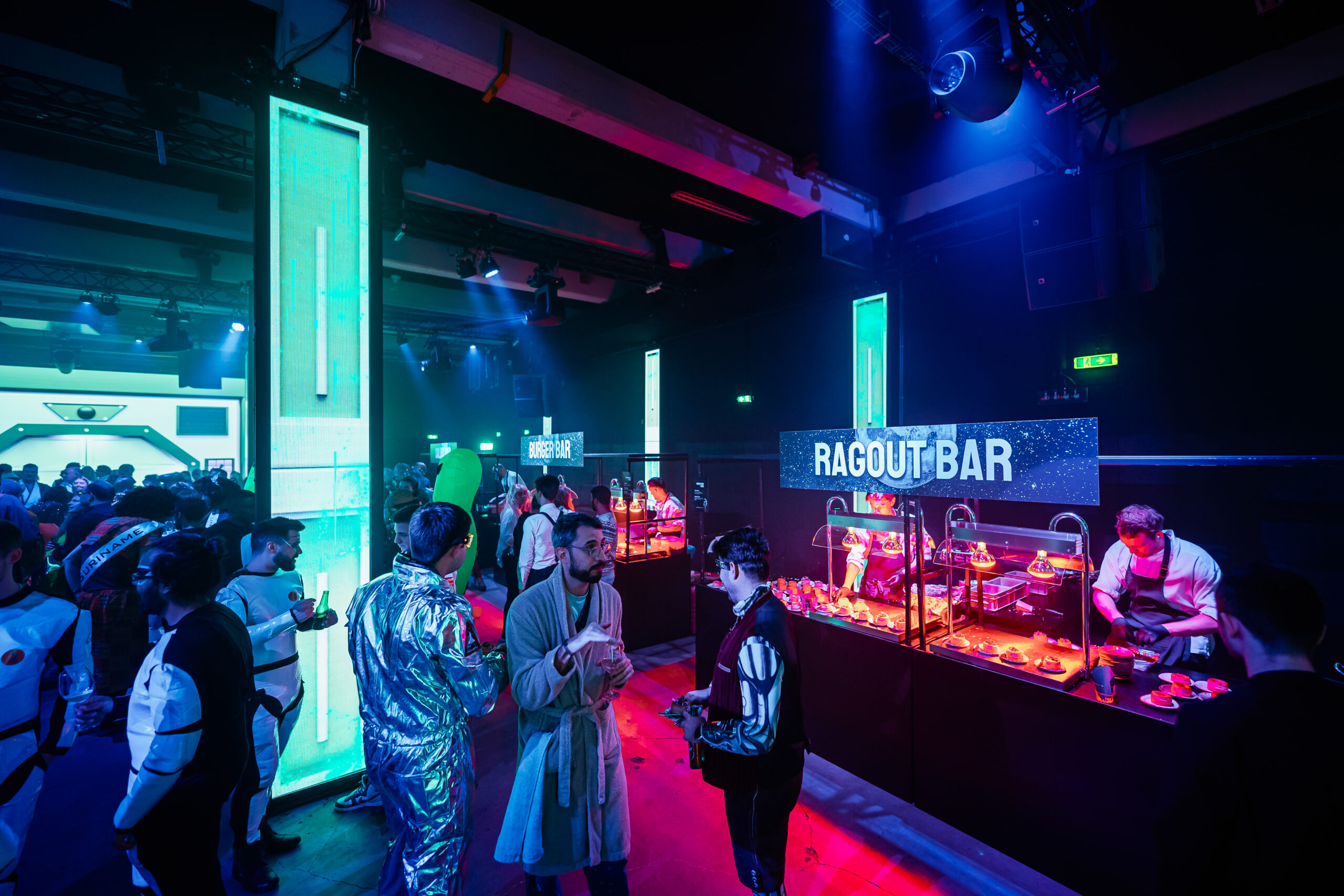 Foodbar met futuristische verlichting en projecties tijdens een themafeest.