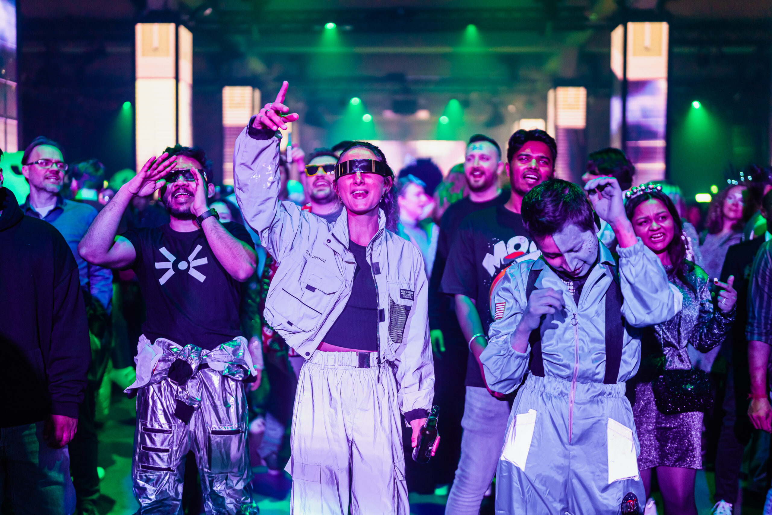 Feestgangers dansen in een kleurrijke menigte tijdens een themafeest.